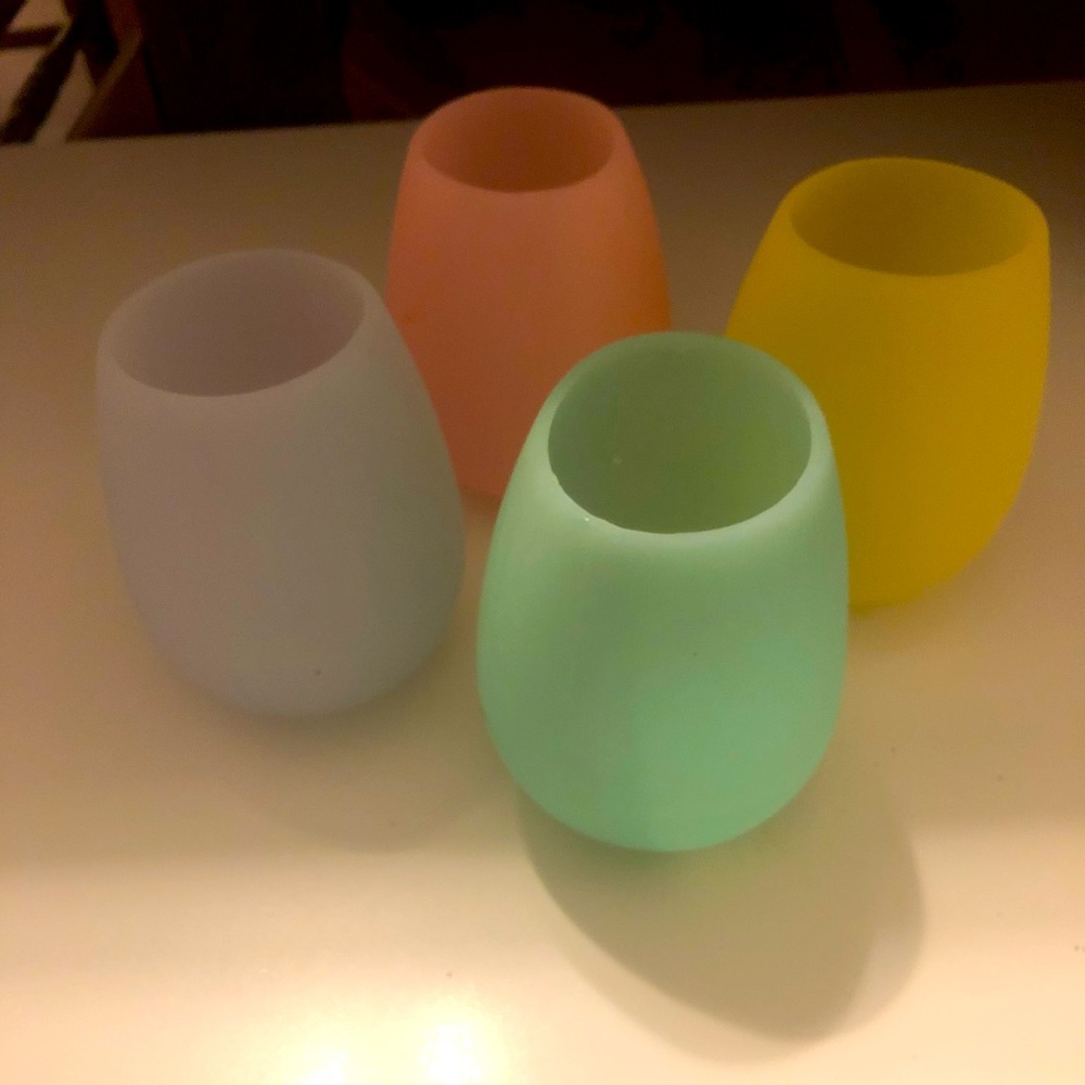 3/$15 🔸 Set of 4 silicon stemless wine glasses